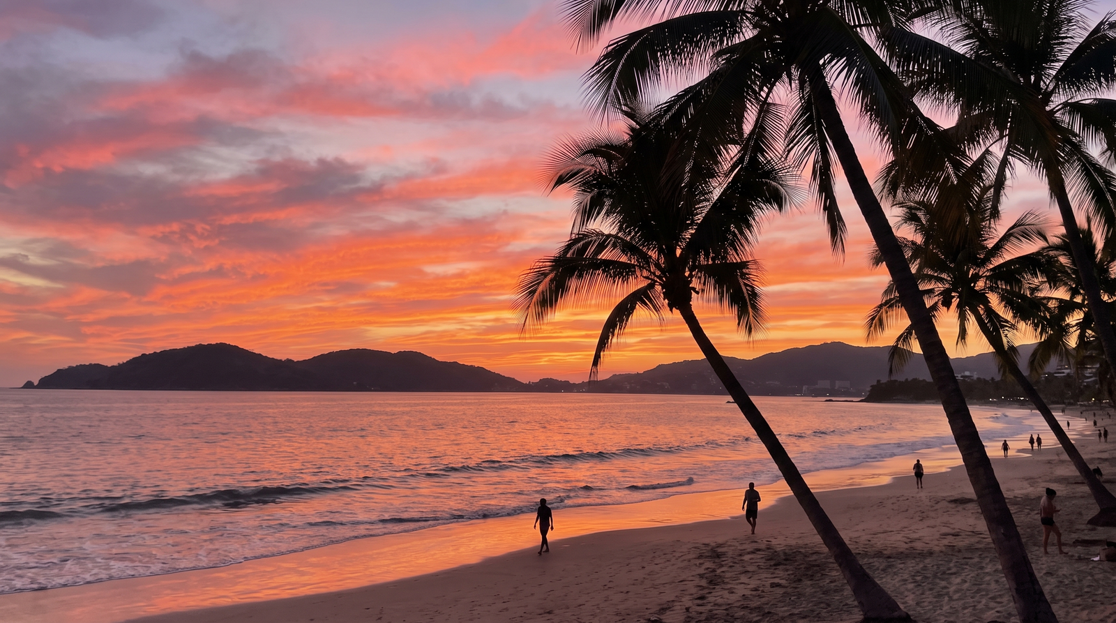 Cielo con tonos naranjas al atardecer sobre Puerto Vallarta