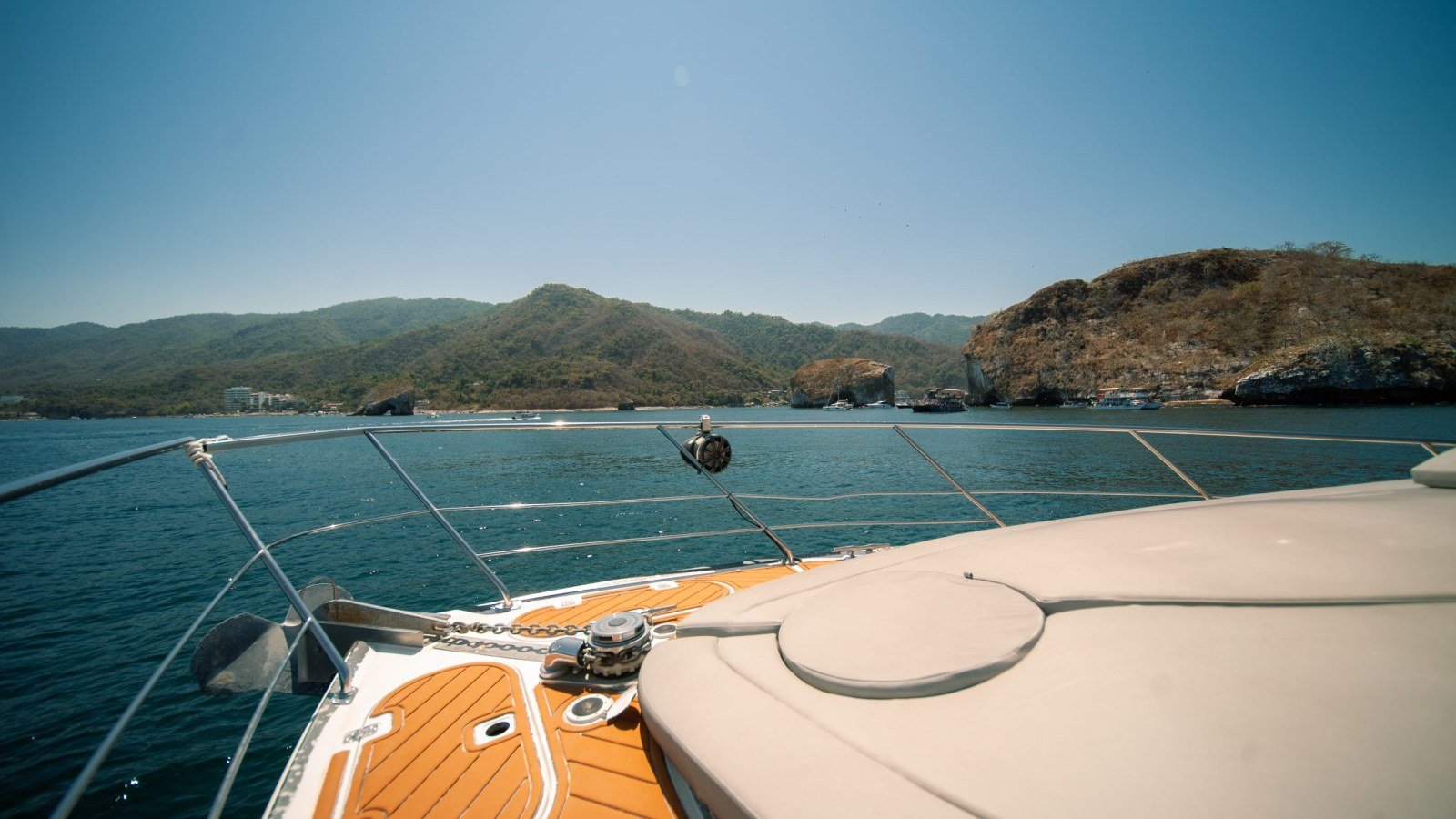 La proa del yate Baltra 60 rumbo a la costa norte de la Bahía de Banderas en una tarde de charter desde La Cruz