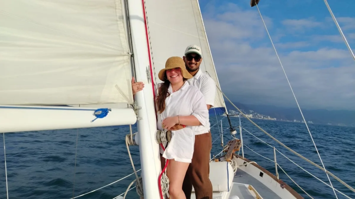 Pareja a bordo del velero Down East 38 navegando a vela en la Bahía de Banderas