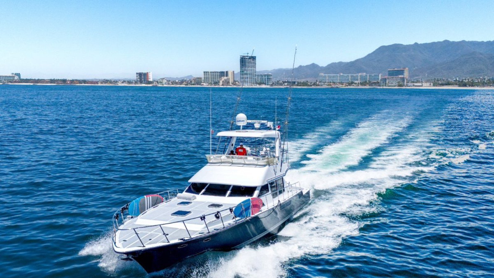 El yate de pesca Mikelson de 60 pies navegando frente a Puerto Vallarta al inicio de un charter de pesca