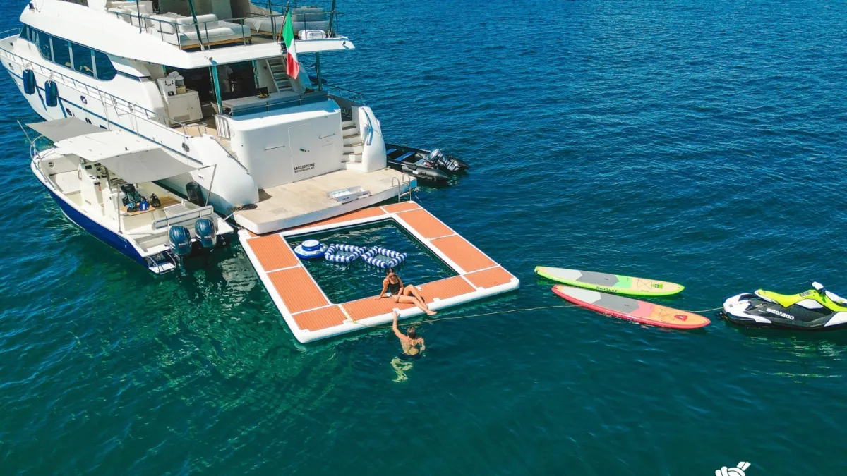 Invitados en una colchoneta flotante junto al Montefino 84 fondeado frente a las calas de Punta Mita