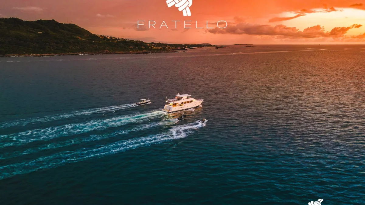 Un yate regresando a Marina La Cruz con el atardecer de frente sobre la Bahía de Banderas