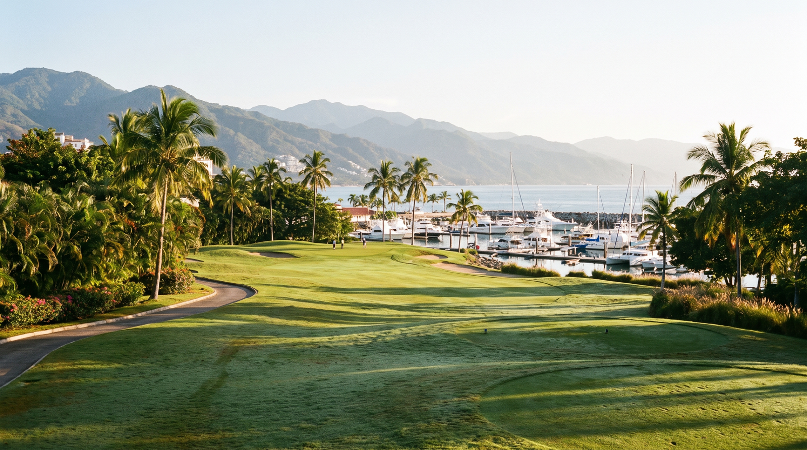Condominios y yates en Marina Vallarta al atardecer, una zona popular entre compradores extranjeros