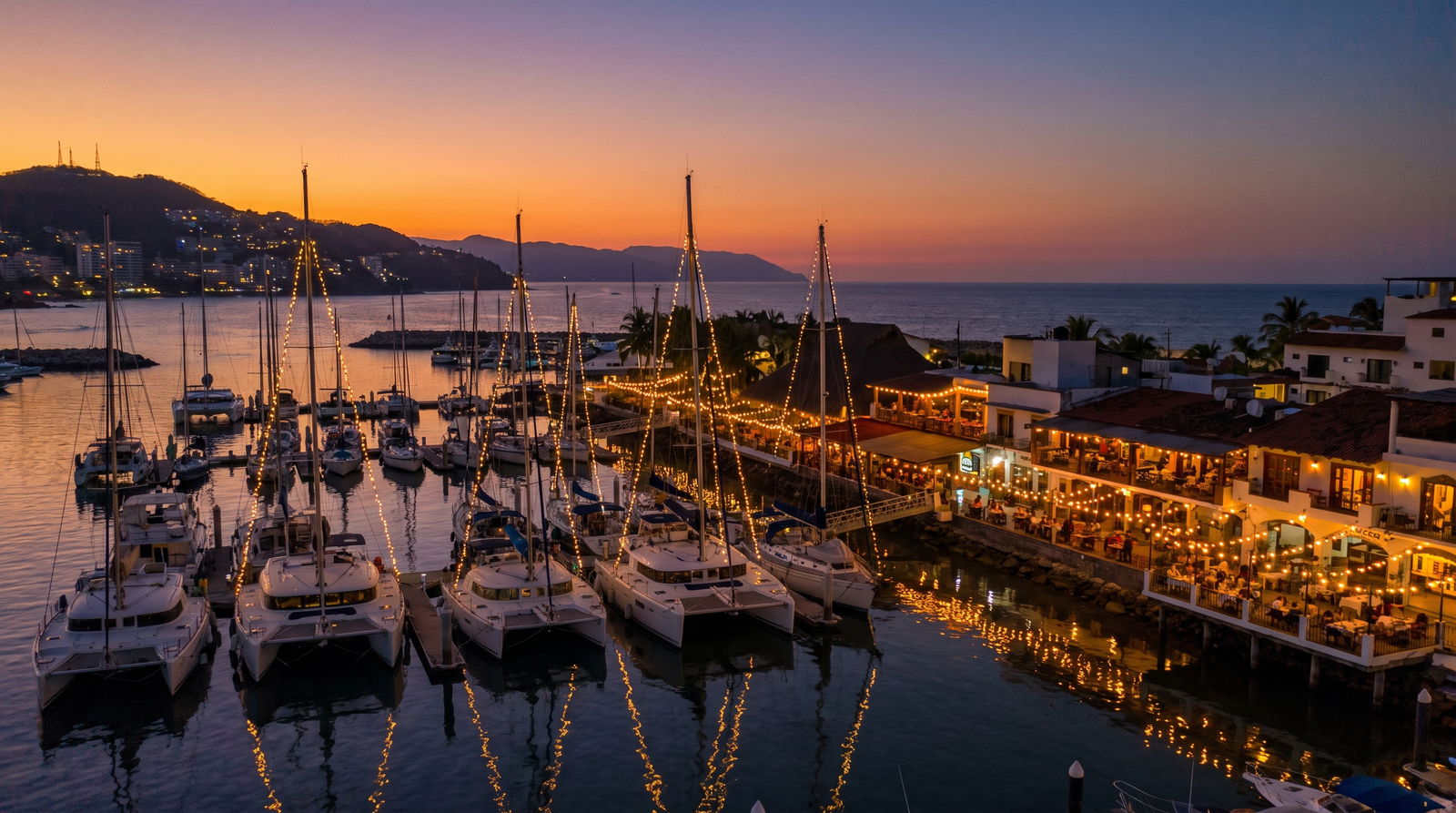Mesa de mariscos frente al mar en Marina Vallarta al atardecer