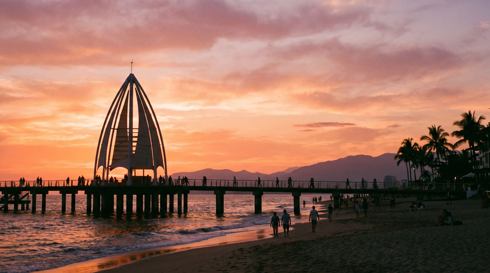 Pareja cenando en una terraza romántica de la Zona Romántica de Puerto Vallarta